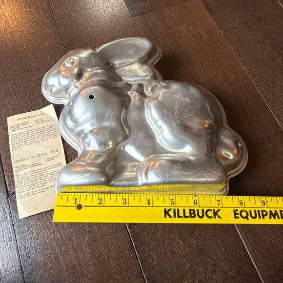 Vintage 3D bunny rabbit cake pan mold 2 piece aluminum Easter spring birthday - Picture 2 of 5